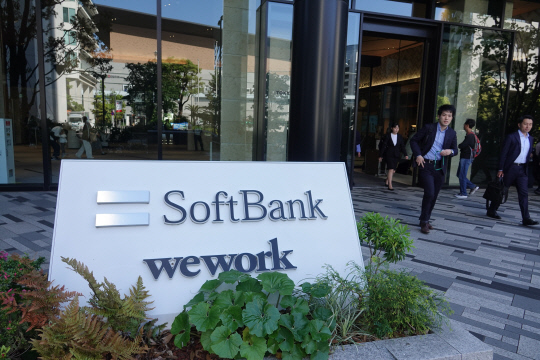 일본 도쿄 미나토구에 있는 소프트뱅크 본사 앞으로 직장인이 지나가고 있다.  연합뉴스